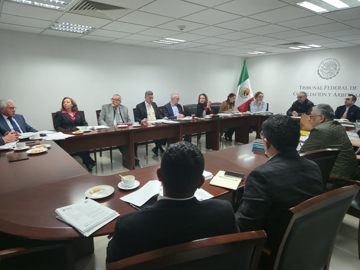 TFCA_mx's tweet photo. El Magistrado Presidente del @TFCA_mx, @Luis_diazdeleon, sostuvo una reunión con Magistradas y Magistrados para ultimar detalles de la sesión del Pleno de mañana, que impulsará acciones en favor de las personas trabajadoras al servicio del Estado.
#JusticiaLaboral https://t.co/1kwrDZyiiy