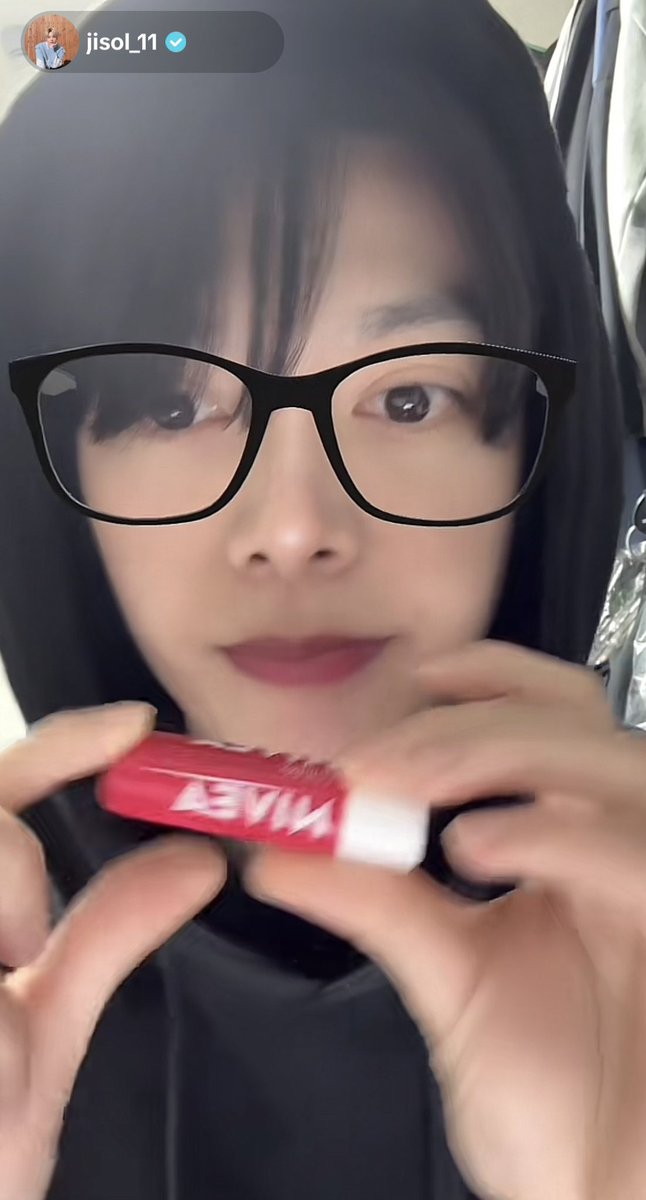 mo_ojito's tweet photo. He recommend us nivea lipbalm 😚🌸 https://t.co/btrVg3Oq1K