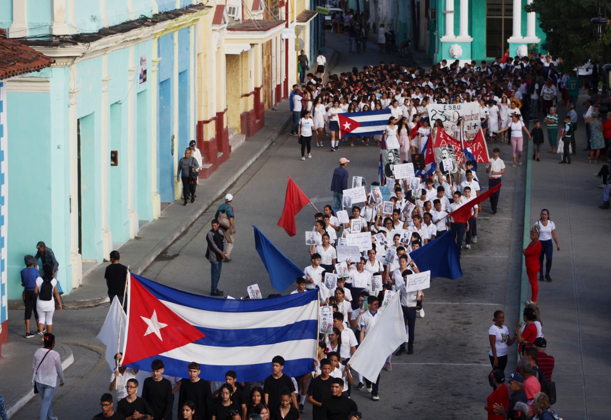Más de 40 000 estudiantes de todo el territorio colmaron las principales arterias, acompañados de sus familiares y educadores. . #CubaVencerá 
#SiempreAntimperialista #SanctiSpíritusEnMarcha <a href="/DiazCanelB/">Miguel Díaz-Canel Bermúdez</a> <a href="/DrRobertoMOjeda/">Dr. Roberto Morales Ojeda</a> <a href="/PartidoPCC/">Partido Comunista de Cuba</a>