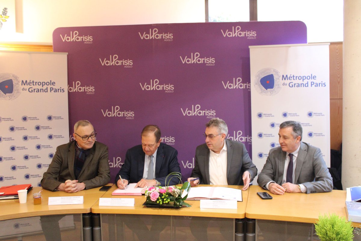 GrandParisMGP's tweet photo. 🖋️ @patrick_ollier et @yannickboedec ont signé cet après-midi une Convention cadre de coopération entre @GrandParisMGP et la Communauté d’agglomération Val Parisis (@LeParisis). https://t.co/C5A3yF6QMD