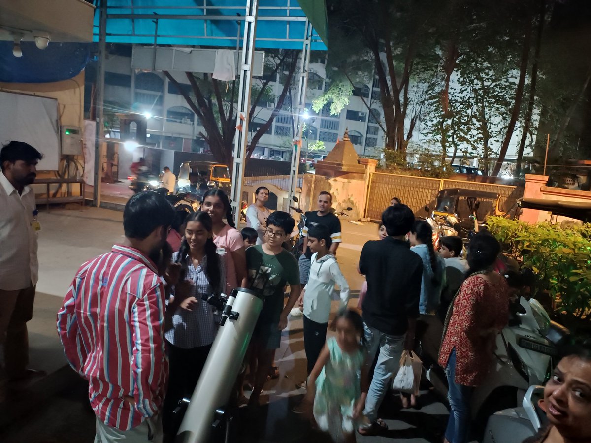Edurafi's tweet photo. We arranged (@avanishutsav n I) an event 2 view planets with a telescope 4 children in the building we are staying in. Many adults also came in. For most of them it was their first experience of seeing a telescope n planets. We experienced so much curiosity n amazement! #scicomm https://t.co/Yz2vF1M8cC