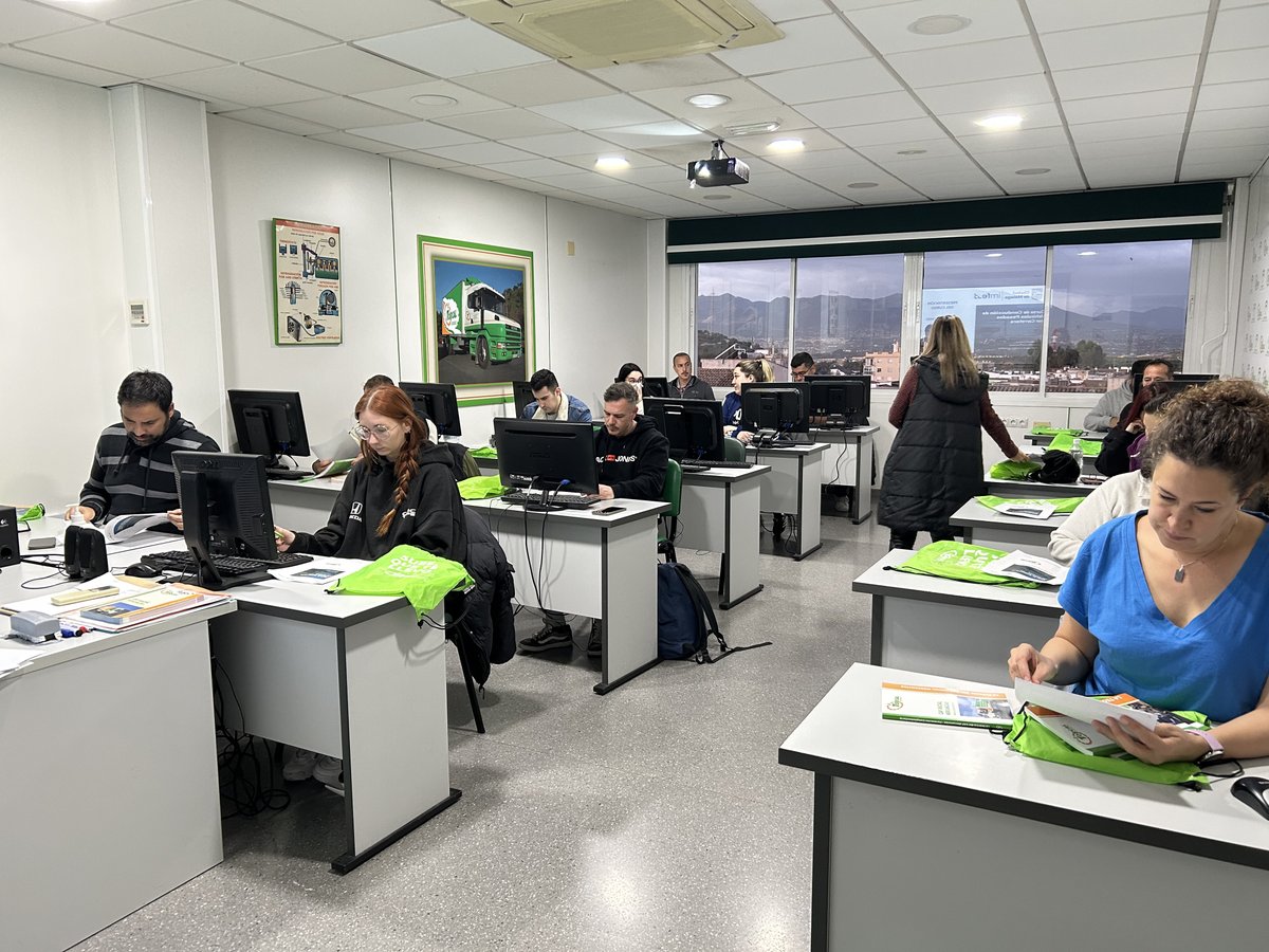 malagaimfe's tweet photo. 👨🏫 Hoy se ha inaugurado el #curso de #conducción de vehículos pesados por carretera con un total de 15 alumnos. Con esta #formación se inicia el programa de Competencias Profesionales para el Empleo del #IMFE.
#Málaga #IMFEMalaga #Formación #Cursos #Camiones
@malaga @TorcalAF https://t.co/qN3Oh3zkP3