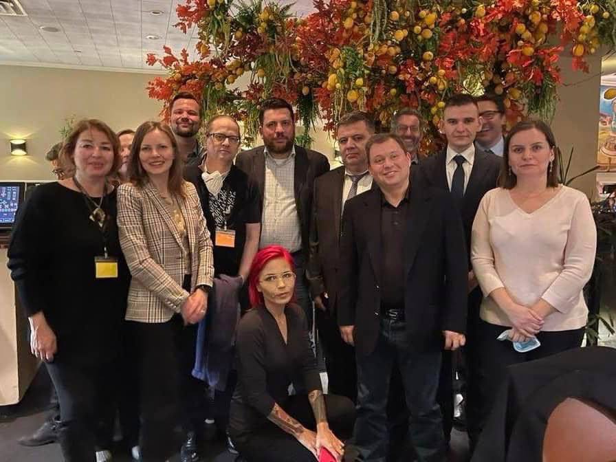 А что значит бороться с Путиным?

Какие инструменты были у ФБК чтобы реально бороться с путиным?
А их было и есть.
1. Не распылить уехавших активистов, не потерять связь между ними. Объединять либертарианцев, правых, левых, рыжих и лысых. Вывозить, помогать с визами, с билетами,