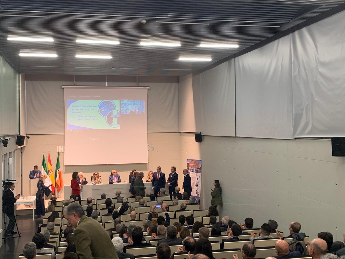 El pasado martes la
<a href="/eii_uex/">E.II.II. UEx</a>
reconoció a 50 empresas e instituciones por su colaboración con la universidad, entre las que se encontraba #Electrofil. Agradecidos con la Universidad por el reconocimiento y con nuestro padrino por arroparnos. 
electrofiloeste.es/menciones-elec…
¡¡Seguimos!!🚀