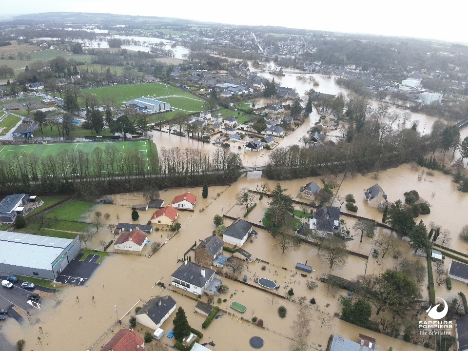 bretagnegouv's tweet photo. #Météo | 🔴 Face aux inondations exceptionnelles en #IlleEtVilaine, les services de l’État sont pleinement mobilisés pour assurer la sécurité de tous.

⚠️ Une vigilance absolue s'impose, suivez les recommandations des autorités.

📻 Restez informés sur https://t.co/5nQZHHc8KN https://t.co/a0SI91ZB7N