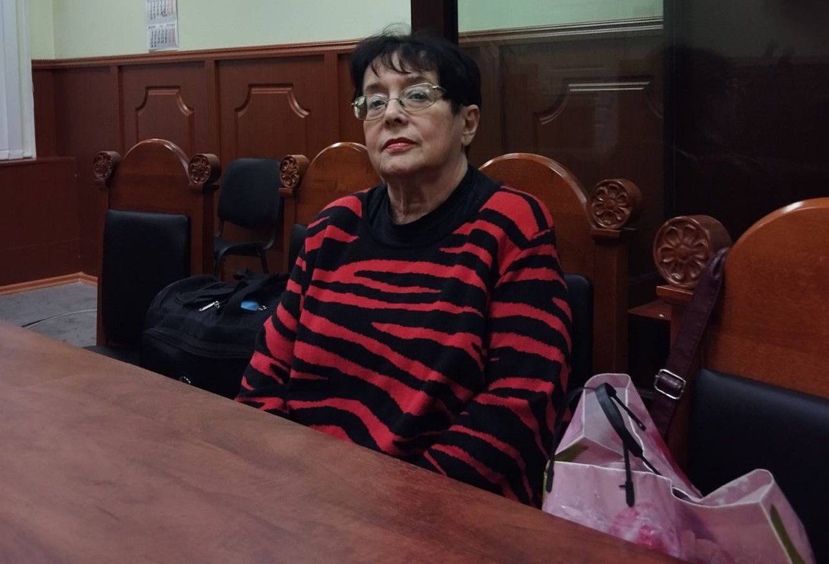mediazzzona's tweet photo. В Петербурге 76‑летнюю пенсионерку приговорили к 10 годам колонии по делу о поджоге машины около военкомата под влиянием мошенников

Такое же наказание для Галины Ивановой запрашивало обвинение. Суд признал ее виновной по делу о теракте. Пенсионерку взяли под стражу в зале суда.

В ноябре 2023 года Иванова пришла к зданию военкомата на набережной реки Фонтанки, достала из сумки бутылку, облила капот микроавтобуса и подожгла его. Автомобиль быстро потушили.

В момент поджога она разговаривая по телефону с «сотрудниками ФСБ». Baza утверждала, что пенсионерка кричала «Слава Украине!». Когда Иванову задерживали, она продолжала разговаривать с мошенником, пока полицейский не отобрал у нее телефон.

Мошенники звонили и писали женщине полтора месяца, представляясь сотрудниками Сбербанка, ЦБ, СК и ФСБ. Сама она говорила, что «не анализировала» и «не понимала», что делала в момент поджога.

«Полный абсурд получается — судят и наказывают жертву. Это ведь на руку мошенникам все. Вот сами рассудите: они же этого и добивались. Сначала ограбить одураченную старуху, потом толкнуть на преступление, а потом затолкать ее в тюрьму. И пусть она там сдохнет. <…> Понятно ведь, что десять лет колонии для меня — приговор смертельный», — сказала Иванова перед приговором.

Родственники Ивановой на оглашение приговора не пришли — они не общаются с ней после начала суда. Муж пенсионерки умер через месяц после ее задержания.

Фото: «Ротонда»