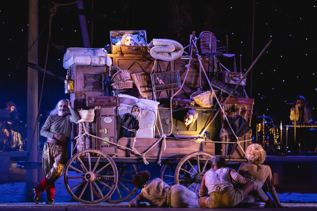 Al Gran Teatre del Liceu de Barcelona gaudint de *La Torre dels Somnis*. Espectacle increïble, un regal per als sentits! Una fusió captivadora de #circ i #òpera amb un missatge profund✨️ #Cultura #Barcelona