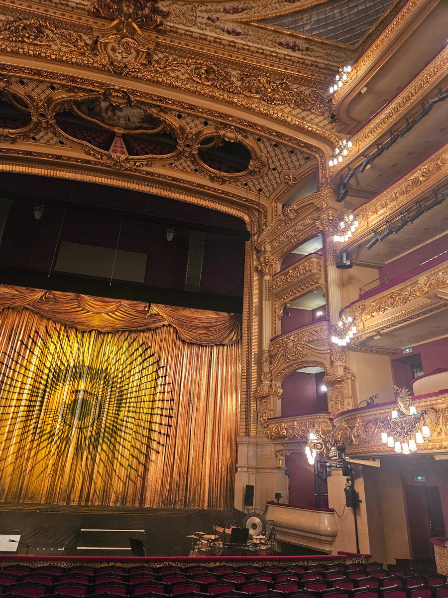 EscolaTanit's tweet photo. Al Gran Teatre del Liceu de Barcelona gaudint de *La Torre dels Somnis*. Espectacle increïble, un regal per als sentits! Una fusió captivadora de #circ i #òpera amb un missatge profund✨️ #Cultura #Barcelona https://t.co/QCwu3qNUqA