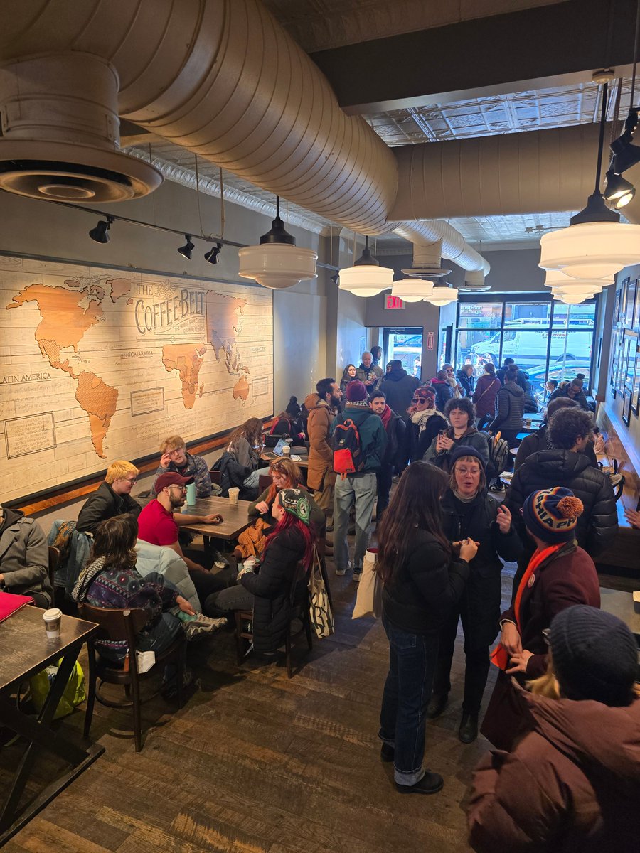 In New York City, Starbucks is closing the busy and locally loved Park Slope location - without even bargaining with our union over the store’s closure.

Customers &amp; allies from all over the city are flooding Park Slope’s lobby right now in solidarity with union baristas!✊

🧵/