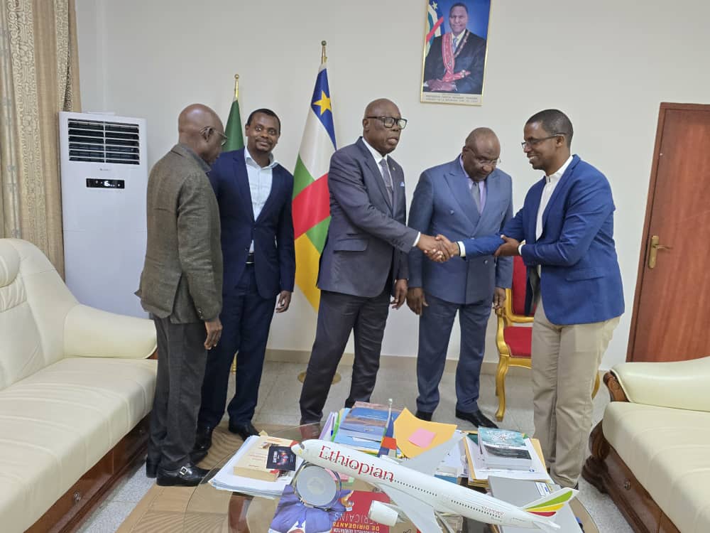 HispRwanda's tweet photo. Audience au Cabinet du Premier Ministre Republique Centrafricaine. Son Excellence, le Premier Ministre Félix Moloua a reçu l'équipe de HISP lors d'une audience tenue au Cabinet du Premier Ministre. https://t.co/xMQv0XGSH4 @primrcaoffic @dhis_2 #SantéDigitale #RCA #hisprwanda https://t.co/3OsoXaHsgr