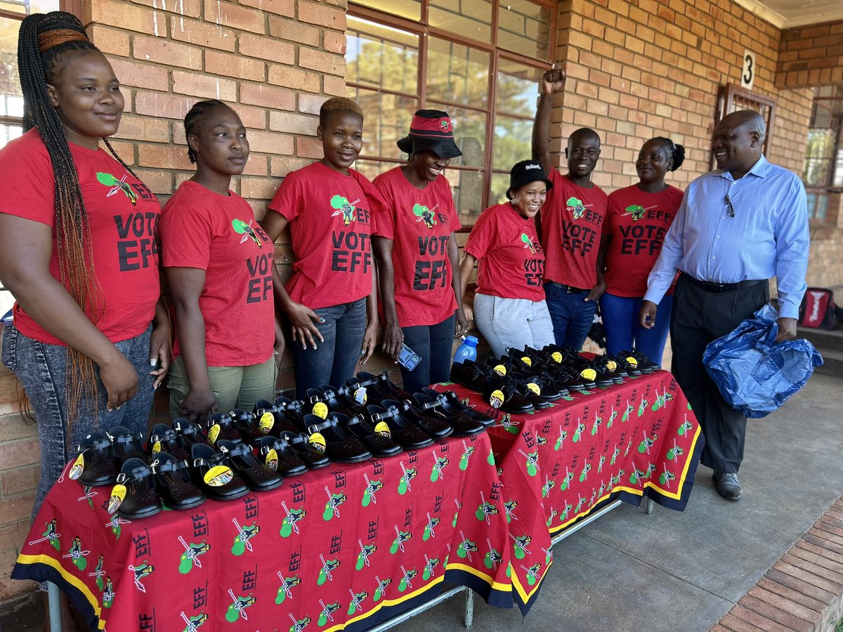 Sbu00532486's tweet photo. #UmntanaEskolweni @EFFSouthAfrica 
Mbombela subregion ward41. PR Cllr Sibusiso Silubane donated 25 pairs of School Shoes in SC Makamo Primary School (Emjindini Trust).. EFF teaches us to give back to our communities and assist where we can. EFF Cares https://t.co/e1zHLGECyi