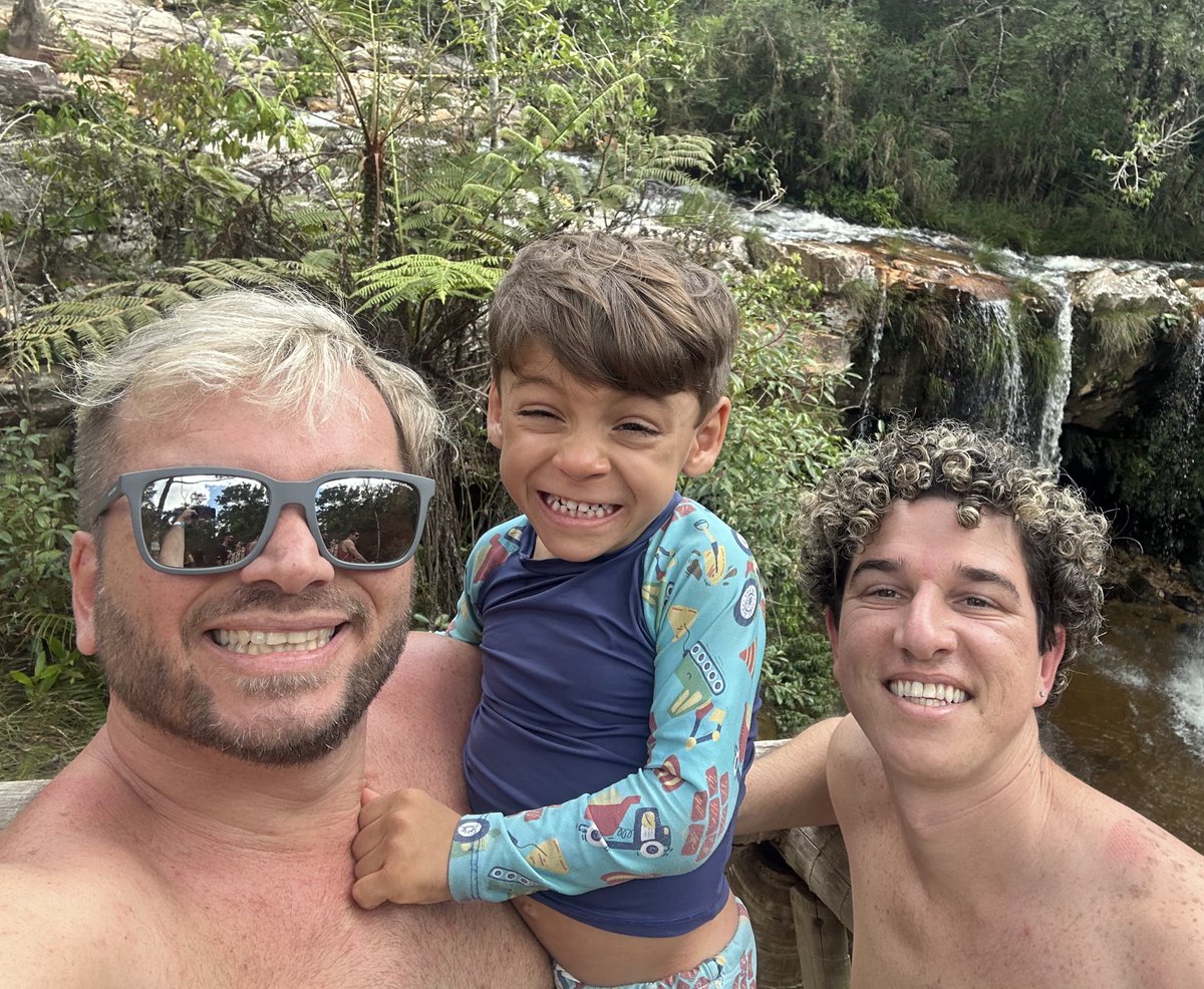 pivozleal's tweet photo. @kloevicky Curiosamente, nunca tive esse sonho, mas meu marido sim. Aí, veio a vida e me descobri pai na adoção! Hoje eu amo, é uma felicidade sem tamanho (mesmo com os desafios)! Melhor coisa que nos aconteceu! ❤️👨🏼‍❤️‍👨🏻👨🏼‍🍼 https://t.co/HvKmHpFleI