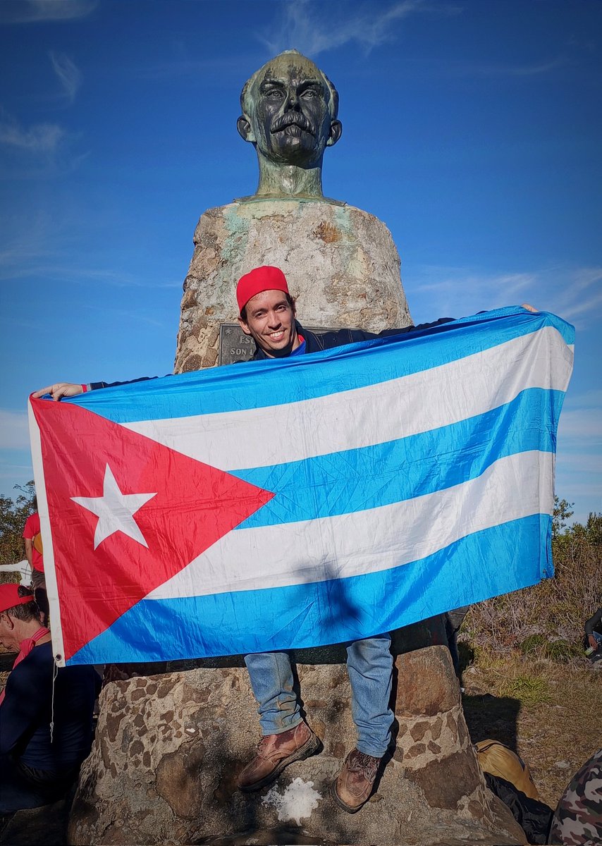 “Las muchachas ya no mueren de amor ni frío si van a bañarse a los ríos. Y unos cuantos se marchan y dejan su alma y en lugar de nostalgia les crece una palma...”
.
. 
#SantiagoDeCuba #SiempreJoven #MartíVive