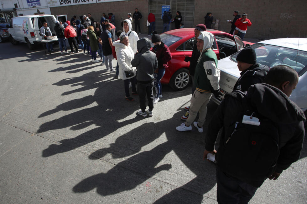rgestionmexico's tweet photo. 🚨❌ Chicago se resiste a redadas masivas de Trump: 554 migrantes detenidos en el primer día. 

Líderes indígenas denuncian abusos y deportaciones. ¿Qué opinas? 🤔✈️ 

Conoce más en https://t.co/sxSwDycmVJ

#Migración #ICE https://t.co/s8eyCIegxr