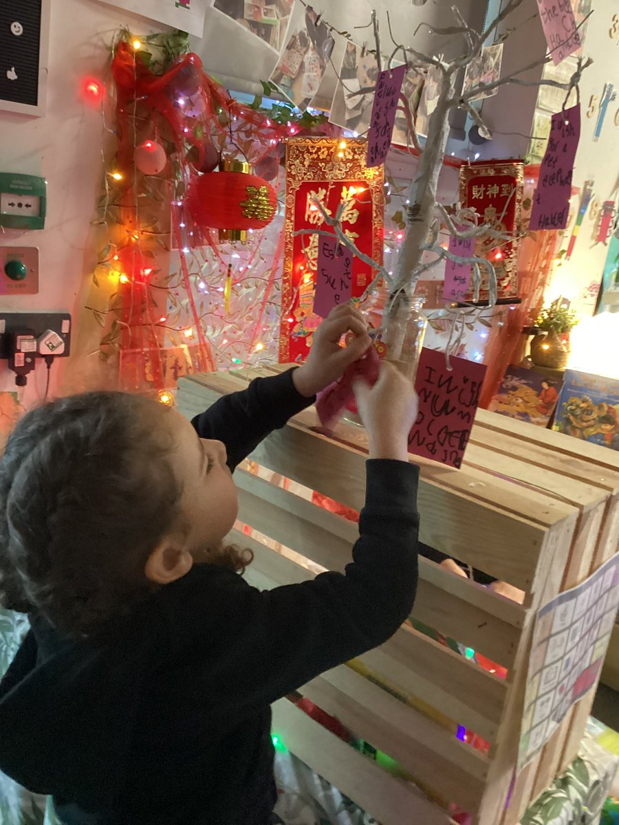 MrsGriffiths7's tweet image. We wrote wishes for the lunar new year and hung them on our wishing tree 🧧❤️⭐️#eyfs #earlyyears #wishingtree #celebrate
