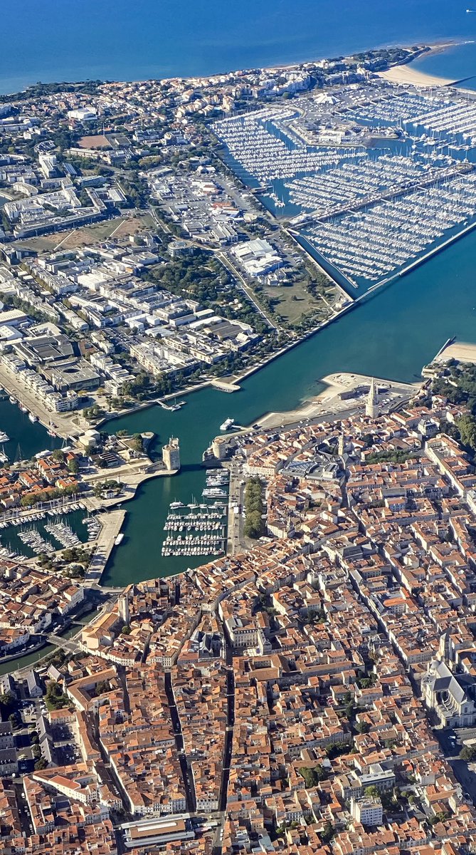 La Rochelle ⚓️
Vue d’avion : ses ports, ses tours, la place de Verdun et la Cathédrale en bas à droite. 
Un aperçu unique de la ville et de son littoral ✈️