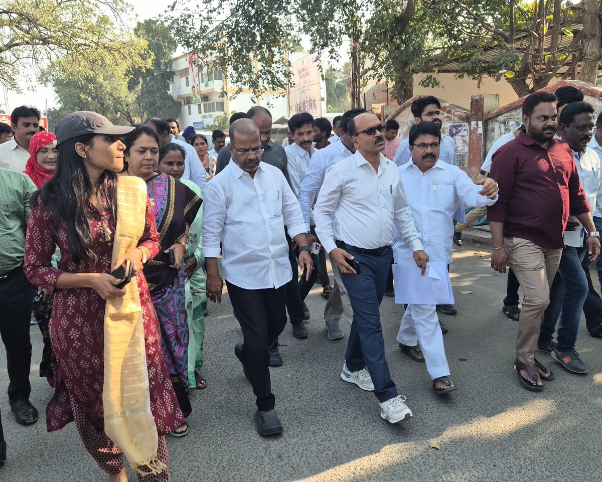 MohammedAnkus's tweet photo. కాజీపేట బస్టాండ్ స్థల పరిశీలన చేసిన రైల్వే అధికారులు మరియు వరంగల్ ఎంపీ కడియం కావ్య గారు, ఎమ్మెల్యే శ్రీ నాయిని రాజేందర్ రెడ్డి గారు, మేయర్ గుండు సుధారాణి గారు, హనుమకొండ జిల్లా కలెక్టర్.

@revanth_anumula @TelanganaCMO @naini_rajender @INCTelangana @mpponguleti @Bhatti_Mallu https://t.co/NTPsbxHrZ3