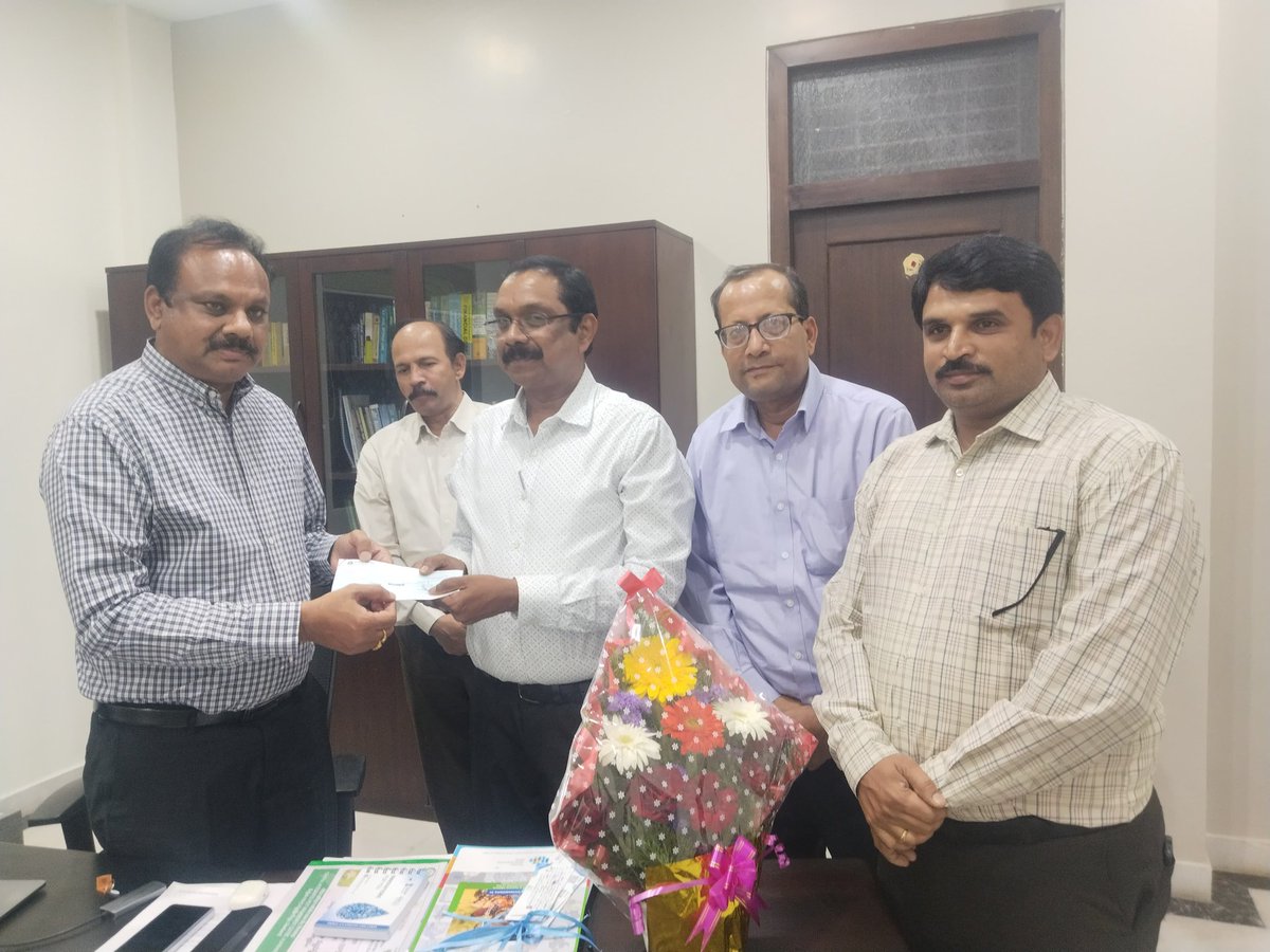 CollectorKadapa's tweet photo. వేముల సాంఘిక సంక్షేమ శాఖ బాలుర వసతి గృహానికి మరమత్తులు మరియు ఆర్.ఓ వాటర్ ప్లాంట్ ఏర్పాటు చేసే నిమిత్తం కలెక్టర్ క్యాంపు కార్యాలయం నందు గౌరవ జిల్లా కలెక్టర్ డా. శ్రీధర్ చెరుకూరి గారికి రూ.20 లక్షల చెక్కును యూసిఐఎల్ ప్రతినిధులు అందజేశారు.
#CollectorKadapa
#ucil
#WelfareInitiative https://t.co/KN0aZSx8CK