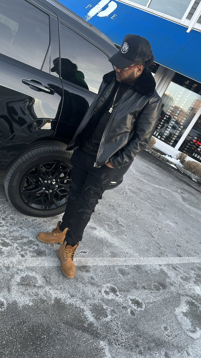 DeemoHYH's tweet photo. Ain’t shit change but the weather 🖤 https://t.co/8gqZf6wIAe