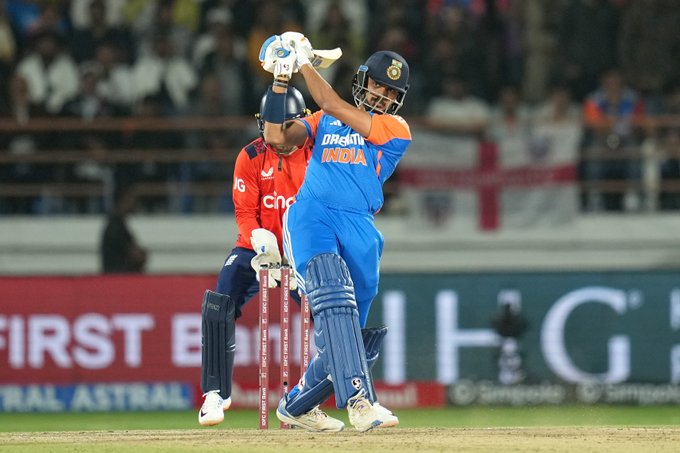 Timely breakthrough for England! Archer says goodbye to Axar Patel! 📹 Credits: Twitter/BCCI
