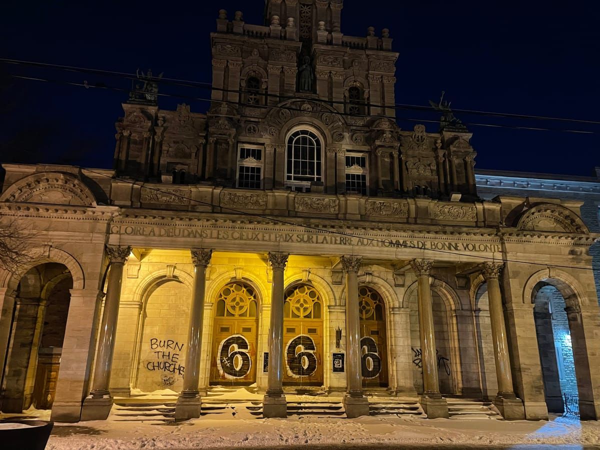 Les graffitis, difficiles à nettoyer en hiver! Les graffitis sur la façade de l'église Saint-Enfant-Jésus du Mile End seront bientôt enlevés par une entreprise privée, puisque l'arrondissement n'offre pas de service de nettoyage pendant l'hiver. buff.ly/3Wy942q