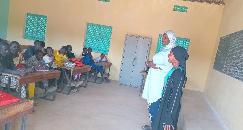 ONGSIRABASCHOOL's tweet photo. #causerie_éducative, dans le cadre de notre activité nommée Causerie éducative, les élèves du second cycle de notre école pilote « Siraba School de Dagabo » 
#education #adolescents
#sirabaschool https://t.co/3JpjHFAJJU