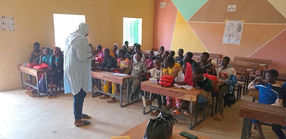 ONGSIRABASCHOOL's tweet photo. #causerie_éducative, dans le cadre de notre activité nommée Causerie éducative, les élèves du second cycle de notre école pilote « Siraba School de Dagabo » 
#education #adolescents
#sirabaschool https://t.co/3JpjHFAJJU