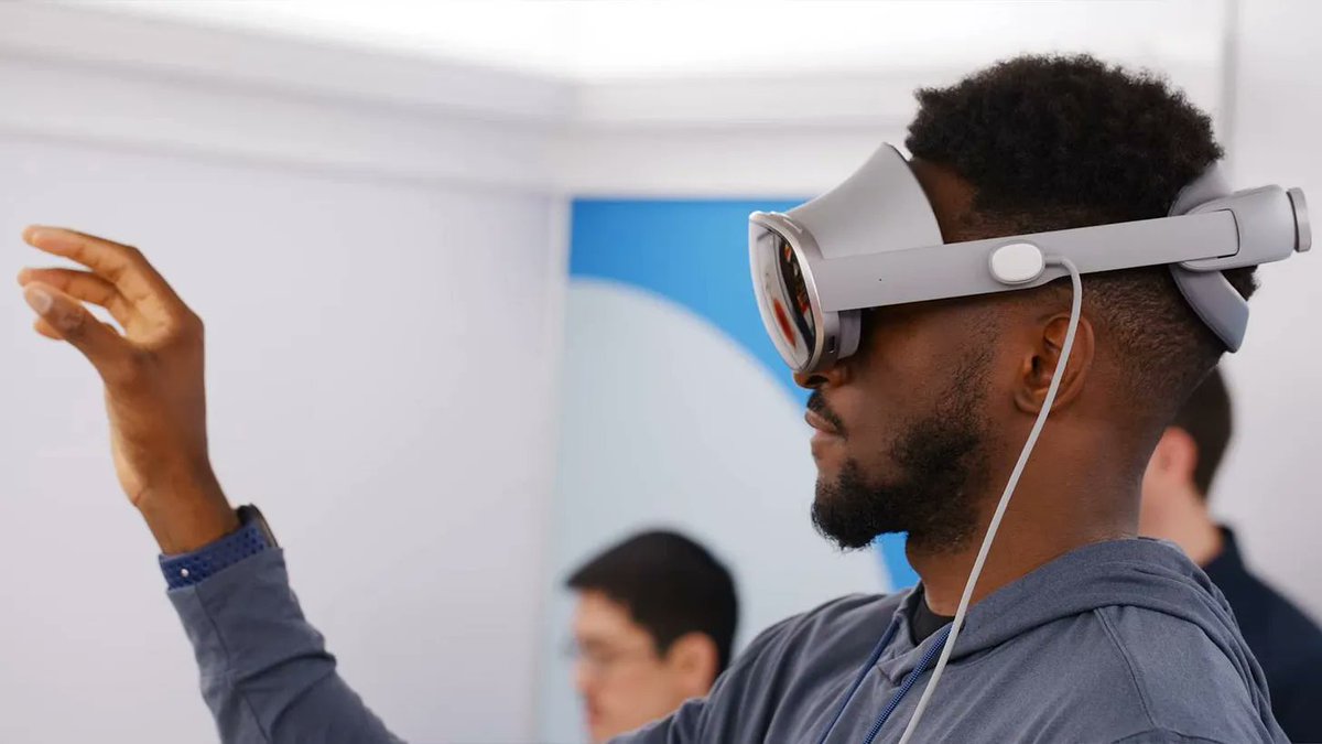 theshortcut's tweet photo. Samsung's Apple Vision Pro rival, Project Moohan, looks very impressive in first hands-on 👀 https://t.co/UEiUThuw3K https://t.co/8Cb0iEc3pA