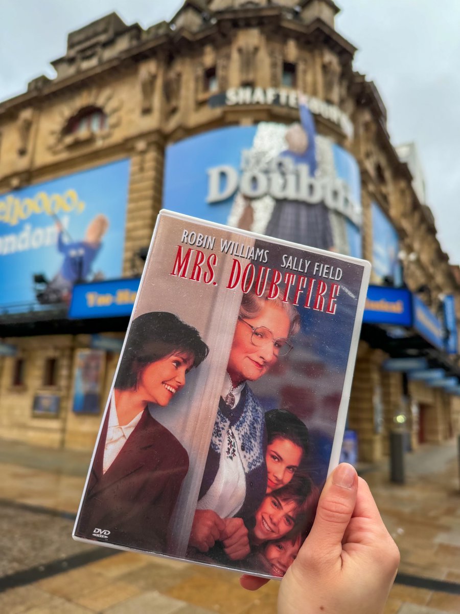DoubtfireUK's tweet photo. 31 years ago today, Mrs. Doubtfire graced cinemas across the UK and won our hearts! 👵🏻

Here’s to three decades of love, laughter, and a little bit of chaos! 💙 https://t.co/7MrSfIulXc