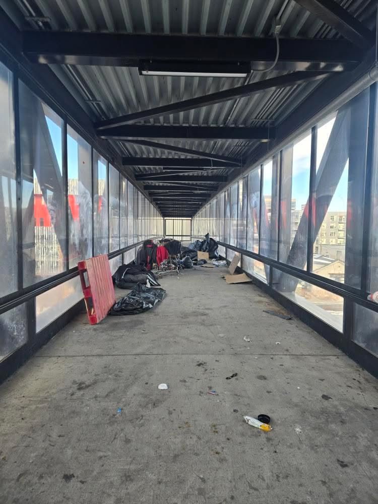 dobetterdnvr's tweet photo. 36th &amp; Blake. This pedestrian bridge in #rino is open to @RideRTD riders and vagrant camps.  @mikejohnstonco @govofco #artsdistrict #welcometodenver https://t.co/B1xxPbN62L