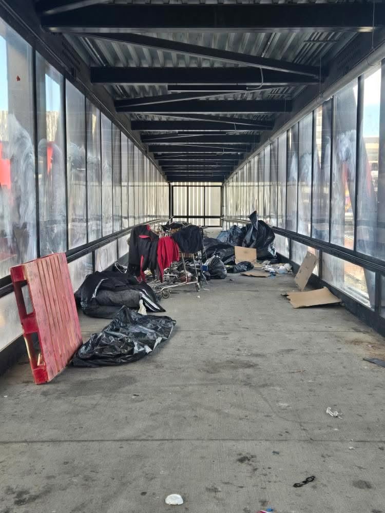 dobetterdnvr's tweet photo. 36th &amp; Blake. This pedestrian bridge in #rino is open to @RideRTD riders and vagrant camps.  @mikejohnstonco @govofco #artsdistrict #welcometodenver https://t.co/B1xxPbN62L