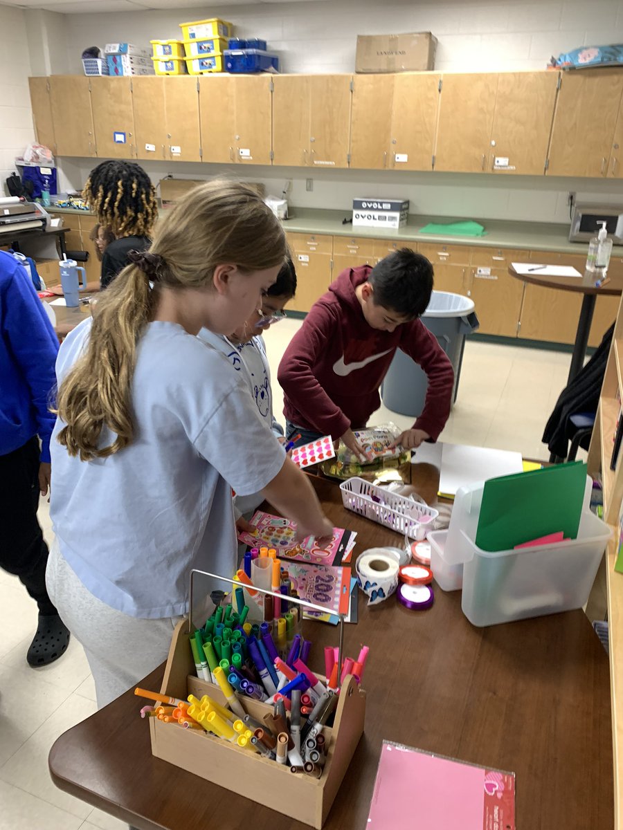 Mrs_ABarrett's tweet photo. Our Military Kids Club members loved getting to participate in creating Valentines for Veterans! Thanks Wernli PTA for partnering with us! @NISDCounseling @NISDWernli @NCANorthside @MsGarza17 #RootEdWernli https://t.co/slckIcZaZt