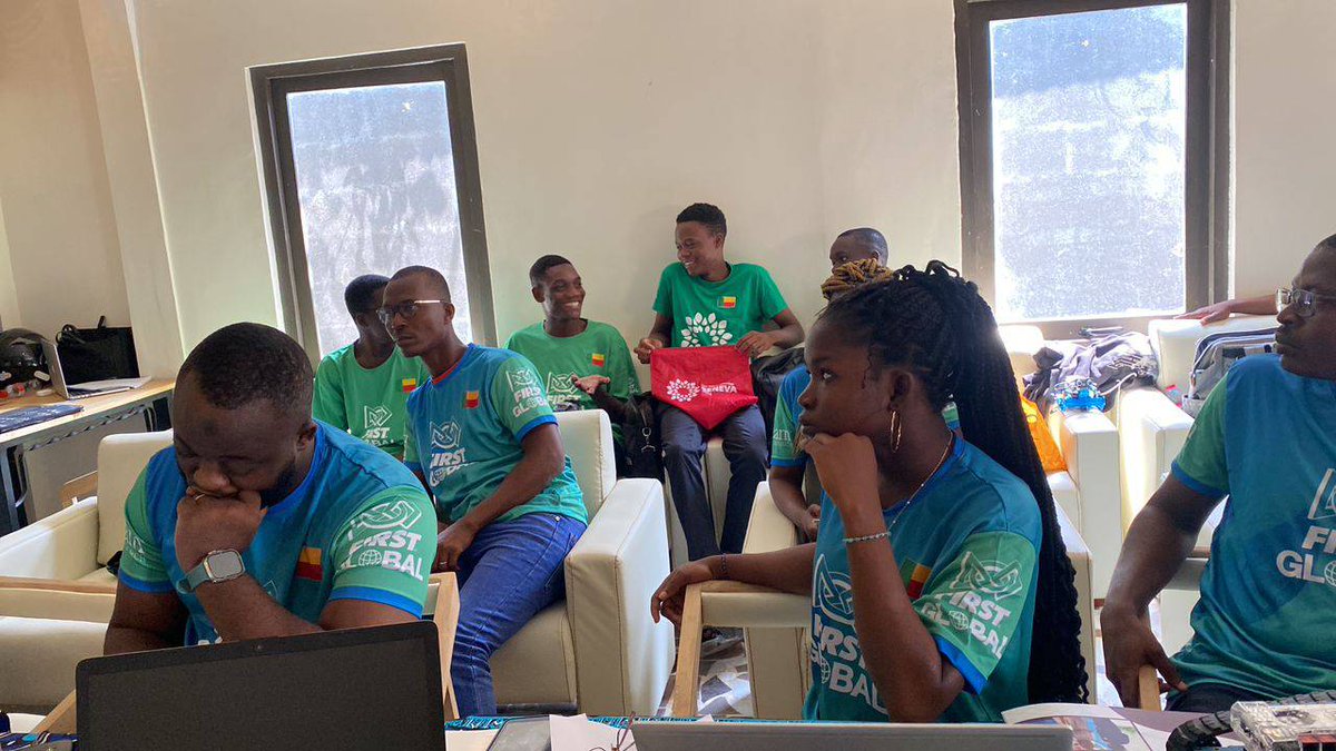 Après la pratique autour du mBot ranger, les participants ont été entretenus sur le 𝐅𝐢𝐫𝐬𝐭 𝐆𝐥𝐨𝐛𝐚𝐥 𝐂𝐡𝐚𝐥𝐥𝐞𝐧𝐠𝐞.
Une prestigieuse compétition de robotique  à laquelle le #Bénin a été représenté à plusieurs reprises.
#USinBenin
#femCoders15
#10FOR250
cc <a href="/F1RSTglobal/">FIRST Global</a>