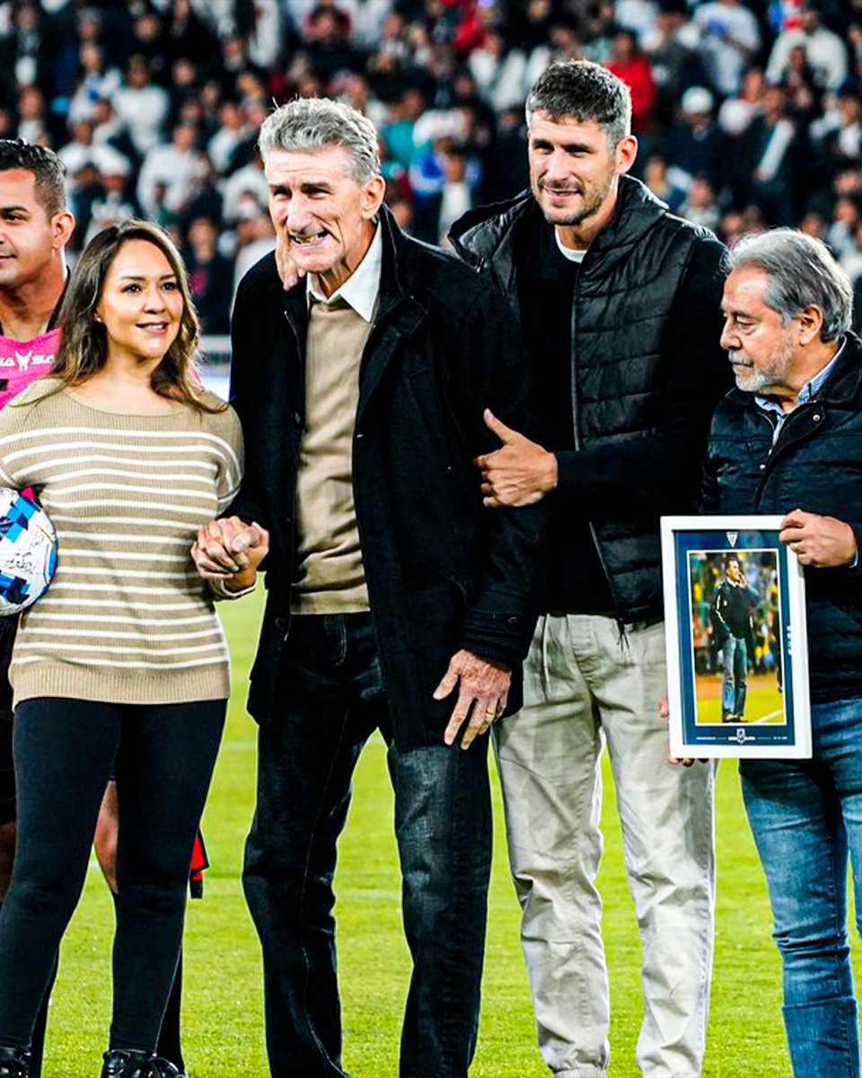 🥹 Atención a estas palabras de Maximiliano Bauza, hijo del Patón, sobre el cariño que recibió su padre en la Noche Blanca de Liga de Quito:

"El homenaje fue hermoso. En un principio me daba un poco de miedo de cómo podía reaccionar porque hace mucho que no sale de la casa.