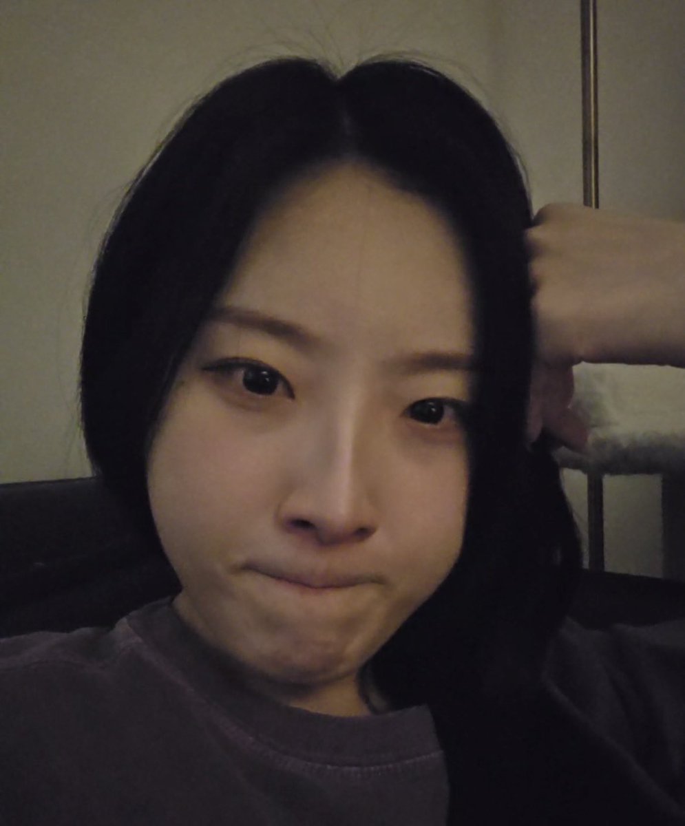 hyejuhaseul's tweet image. noo haseul holding it in doesnt do anything