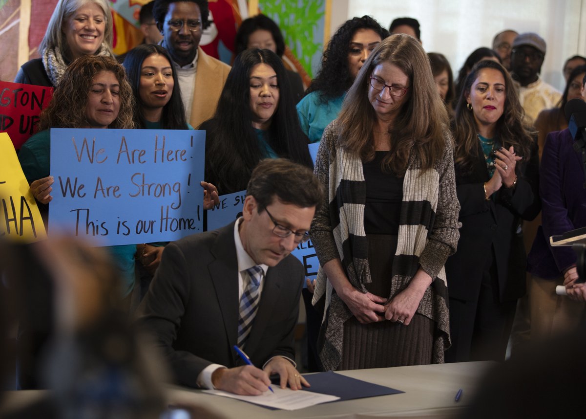 waDCYF's tweet photo. DCYF Sec. Tana Senn was alongside Gov. Bob Ferguson yesterday as he signed an Executive Order creating a task force within WA DCYF that will support children and youth who face the risk of family separation due to recent immigration enforcement actions.
https://t.co/5cA7JRXkNq https://t.co/yNWOOBYDfP