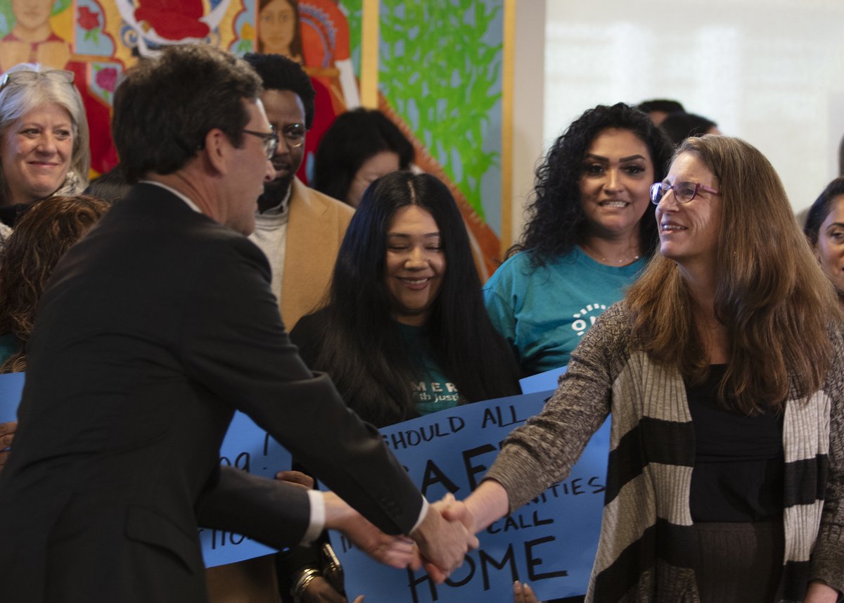 waDCYF's tweet photo. DCYF Sec. Tana Senn was alongside Gov. Bob Ferguson yesterday as he signed an Executive Order creating a task force within WA DCYF that will support children and youth who face the risk of family separation due to recent immigration enforcement actions.
https://t.co/5cA7JRXkNq https://t.co/yNWOOBYDfP