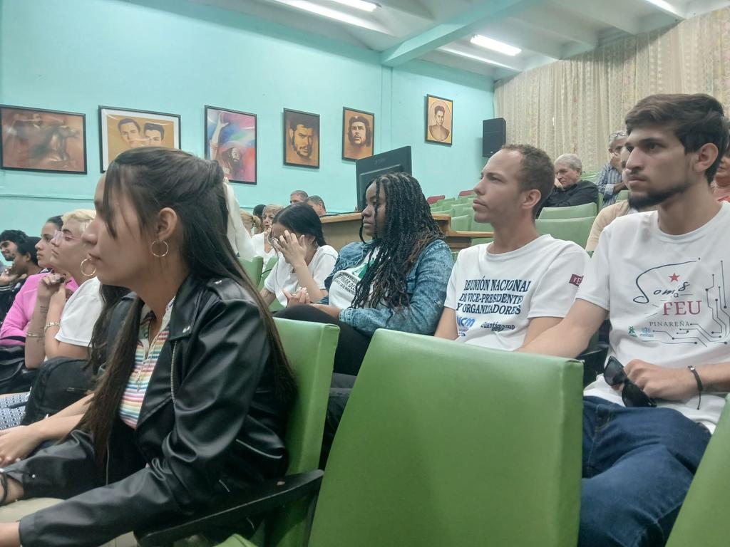 Intercambia <a href="/modesto_gc/">Modesto Ricardo Gómez Crespo</a> Viceministro Primero del <a href="/CubaMES/">MES</a> con estudiantes de la Federación Estudiantil Universitaria de nuestra Casa de Altos Estudios. 💪💚
Se conversa sobre el trabajo político-ideológico en nuestra universidad y el papel protagónico que tiene la organización.