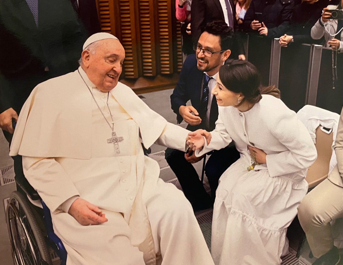 _alane_marie's tweet photo. Um dos dias mais emocionantes de nossas vidas: receber a benção Sposi Novelli e conhecer o Papa Francisco pessoalmente 🤍
@murilo_da_silva https://t.co/Wqtf4TexeN
