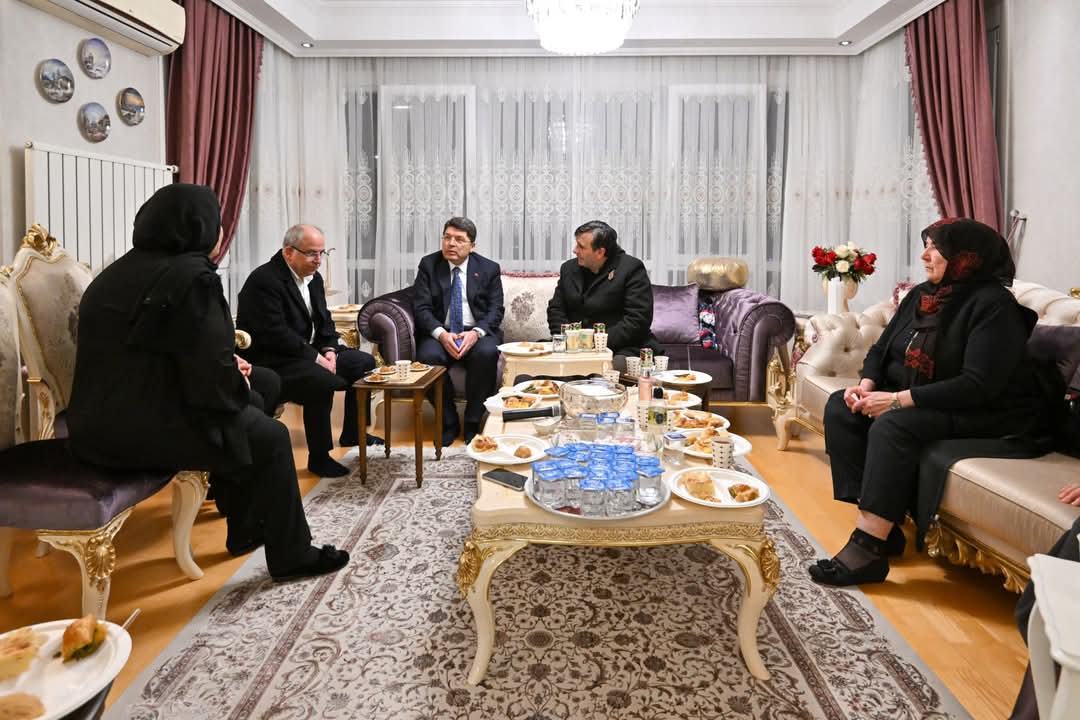 Sevilay75538027's tweet photo. @yilmaztunc 
Bolu’daki otel yangınında kıymetli evlatları Yiğit Gençbay’ı kaybeden Danıştay 9. Daire Başkanı Abdurrahman Gençbay ve Ankara 11. İdare Mahkemesi Başkanı Serpil Gençbay'ı ziyaret ederek acılarını paylaştık.

Yiğit kardeşimize Allah’tan rahmet,diliyoruz. https://t.co/2OafwKQrs6