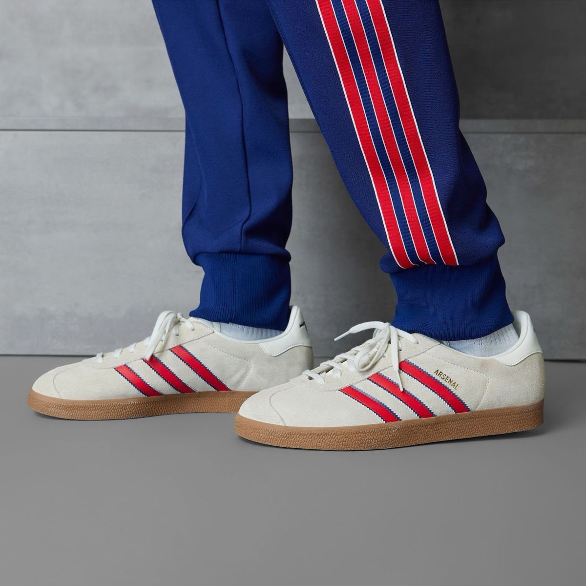 uptod4te's tweet photo. Arsenal FC x adidas Gazelle Terrace が登場。ヒールにはガナーズの象徴である大砲のモチーフが刻印。［JS3042］【アーセナル アディダス ガゼル テラス 新作】
https://t.co/hC5vDSgnM4 https://t.co/1yAK6dDwcc