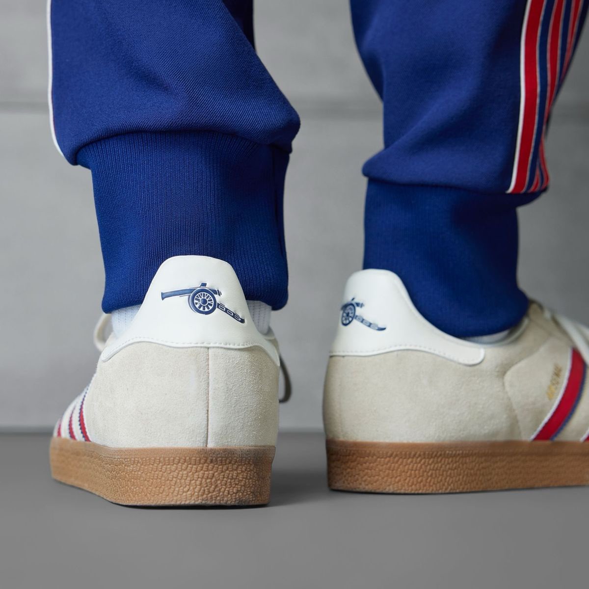 uptod4te's tweet photo. Arsenal FC x adidas Gazelle Terrace が登場。ヒールにはガナーズの象徴である大砲のモチーフが刻印。［JS3042］【アーセナル アディダス ガゼル テラス 新作】
https://t.co/hC5vDSgnM4 https://t.co/1yAK6dDwcc