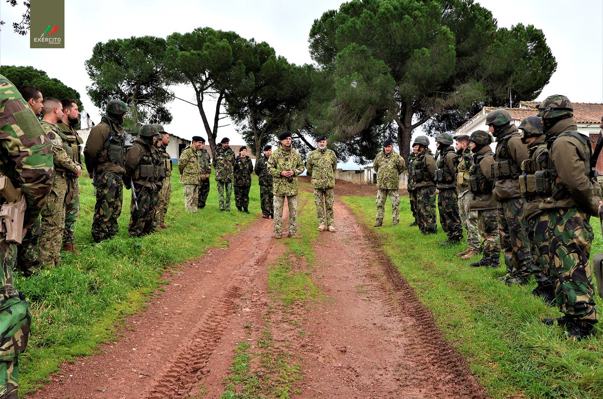 Exercito_pt's tweet photo. 📢𝐅𝐮𝐭𝐮𝐫𝐨𝐬 𝐜𝐚𝐯𝐚𝐥𝐞𝐢𝐫𝐨𝐬 𝐝𝐞𝐬𝐞𝐧𝐯𝐨𝐥𝐯𝐞𝐦 𝐜𝐨𝐦𝐩𝐞𝐭ê𝐧𝐜𝐢���𝐬

👉O Regimento de Cavalaria N.º 3 apoiou o Exercício de Tática de Reconhecimento, integrado no Tirocínio para Oficiais de Cavalaria e no 52.º Curso de Formação de Sargentos de Cavalaria.
#RC3 #EA https://t.co/evCDXjQLGx