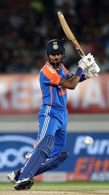 Hardik Pandya holes out in the deep and that should be the final nail in India's coffin!