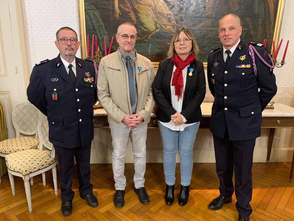 Roselyne et Philippe De Luca ont reçu la médaille de la Jeunesse, des Sports et de l’Engagement Associatif  - Ici entourés du Colonel Frédéric TOURNAY DDSIS47 et du président de l’UDSP47 Philippe RENIER.