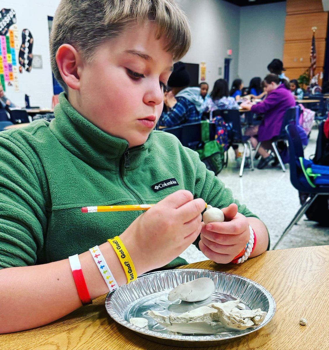 Original6Found's tweet image. It’s an art project that gets top BILL-ing! 🦆 #O6Afterschool students took a homework break to get creative! Art projects like this one help students build confidence, develop critical thinking skills and make friends! That’s something to quack about! #afterschoolprograms