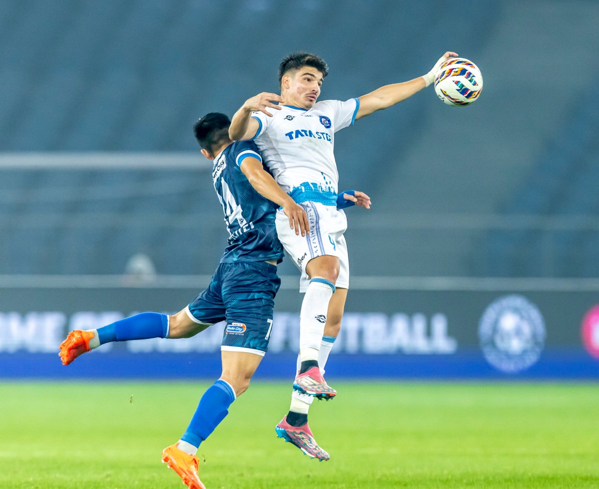 16 - <a href="/JamshedpurFC/">Jamshedpur FC</a>'s <a href="/JavierSiverio97/">Javier Siverio</a> won 16 aerial duels today, the most by a player in a single game in #ISL history; in fact, the 23 aerial duels he contested is the 2nd most by a player in an #ISL game (J. Murray - 25 vs KBFC on 26 Dec 2021). Big.

📸:<a href="/IndSuperLeague/">Indian Super League</a>

#PFCJFC