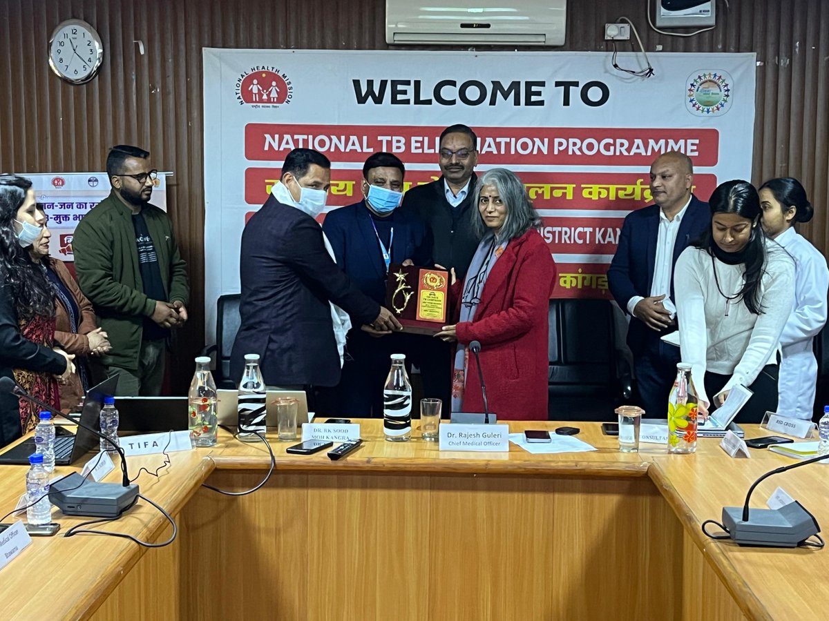 dtohpkgr's tweet photo. 🤲"TEAM Work is Success!

🏆Team Bhawarna felicitated during Mid-Term Review of 100-Day TB Campaign at Dharamshala.

Acknowledging presence of Dr Aatmika WHO, @RajeshGulerir CMO Kangra, @DrRKSood DTO Kangra, MS Dharamshala Dr Anuradha &amp; Praveen TIFA

Together for #TBMuktBharat!🌟 https://t.co/4ledEi9ly8