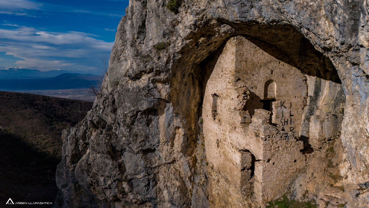ALlapashtica's tweet photo. Shpellë – kishë eremite në Mushtisht.

Për mua ishte befasi e rradhës...lokaliteti duket qartë se është i lashtë. 

Mos ja mësyni vet pa guidë, pozitën që e kishte...vështirë me u identifikua - ndoshta qëllimi i ngritjes së këtij vendbanim ka qenë pikrisht kjo!

🇽🇰 cultural heritage