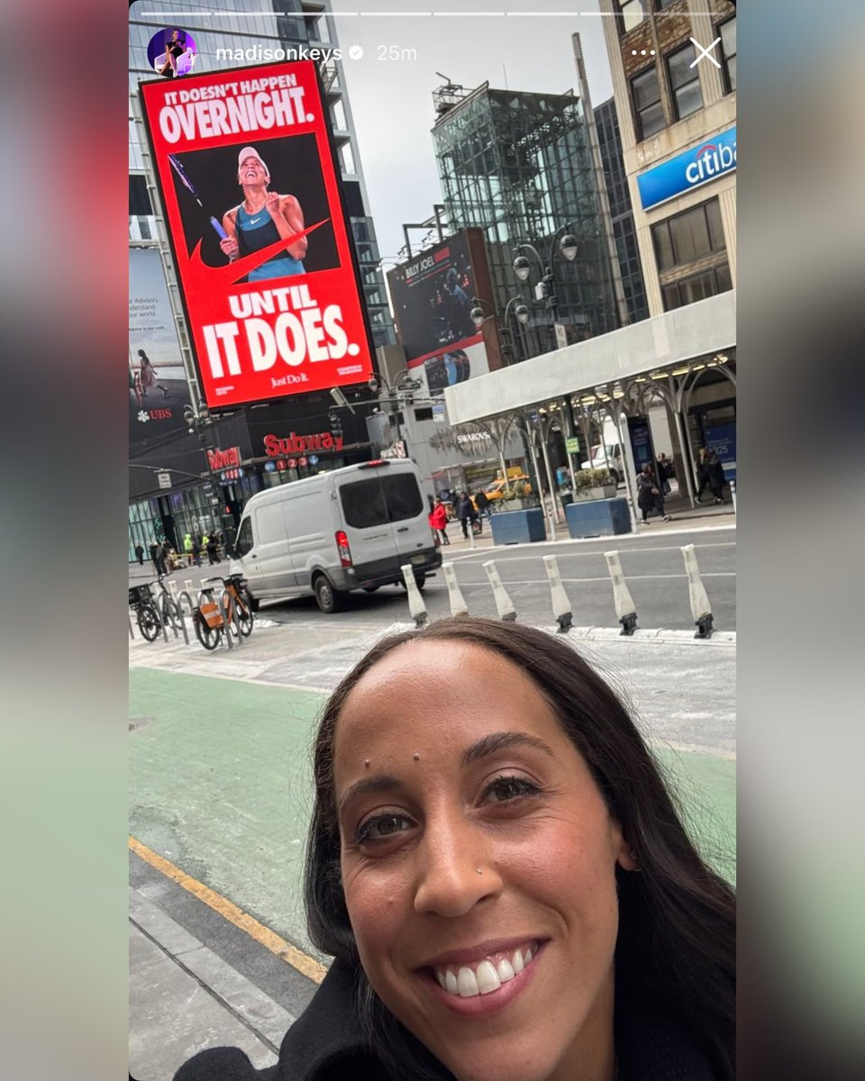 BastienFachan's tweet photo. Madison Keys passing by her Nike billboard in New York! 🗽 https://t.co/bZCuRwDrR8